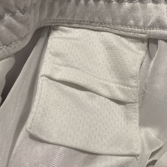 NIKE DRY-FIT WHITE CAPRIS LENGTH PANTS WITH MATCHING WHITE TANK TOP. - Picture 5 of 6